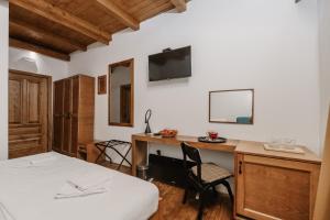 Televisyen dan/atau pusat hiburan di Hotel Porto Tara