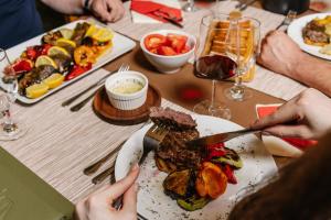 Makanan di atau berdekatan hotel
