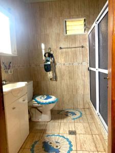 un bagno con servizi igienici e una persona che scatta una foto di Residencial anita a Puerto Iguazú