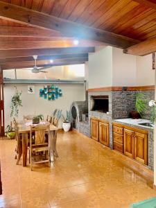 una cucina con un tavolo di legno e una sala da pranzo di Residencial anita a Puerto Iguazú Altre 5 foto