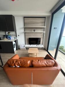 Χώρος καθιστικού στο Beachfront 1BR Condo with Breathtaking Views