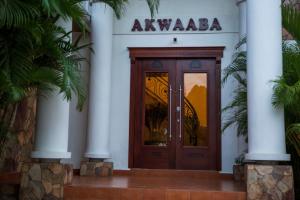 库马西The Haven Boutique Hotel的木门的建筑物入口