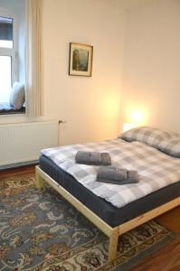 a bedroom with a bed with two towels on it at Gemütliche Ferienwohnung - Prein an der Rax in Prein an der Rax