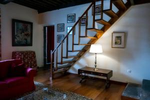 Una sala de estar con una escalera con una lámpara sobre una mesa. en Casa Villa Garden, en Ponta Delgada 24 fotos más