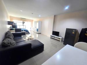Μια τηλεόραση ή/και κέντρο ψυχαγωγίας στο Modern Condo at Baan Klang Hua Hin