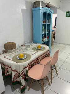 einen Tisch mit einem Tischtuch und zwei Teller mit Lebensmitteln in der Unterkunft Sítio zona rural de Teresina in Teresina