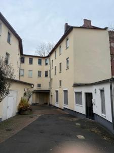 an empty parking lot in front of a building at Apartment Kompakt Gottschalk 3,0 in Kassel