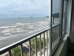 a view of the beach from a balcony at Apto em frente ao mar prédio redondo linda vista in Peruíbe