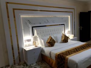 Postel nebo postele na pokoji v ubytování فندق غمامة للشقق المخدومة GHAMAMA Hotel Serviced Apartments