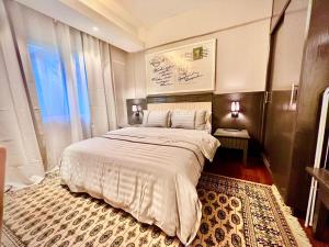a bedroom with a large bed and a window at D Savoy A Famosa 2 BR by Oasis in Kampong Pulau Sebang +9 photos