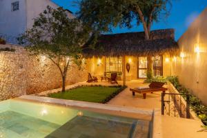 a house with a swimming pool next to a building at Casa Tamarindo céntrica privacidad y parking in Valladolid