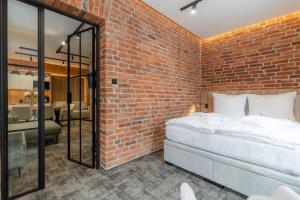 Giường trong phòng chung tại Rezydencja Harmony Land VIP z sauną i jacuzzi by Royal Aparts