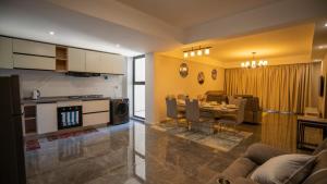 Kuchyň nebo kuchyňský kout v ubytování Apple Tree Apartment close to the Airport & SGR Terminal Nairobi