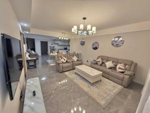 Posezení v ubytování Apple Tree Apartment close to the Airport & SGR Terminal Nairobi
