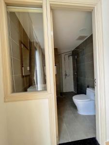 un baño con inodoro y ducha en Sonasea Villas Phu Quoc, en Phu Quoc