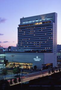 un grande edificio con un cartello sul lato di Hotel Granvia Hiroshima a Hiroshima