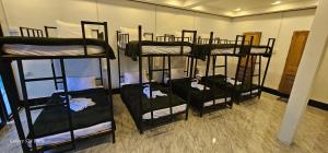 un grupo de 4 literas en una habitación en INN RIVERSIDE HOSTEL Pb, en Pakbeng