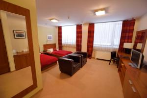 Postel nebo postele na pokoji v ubytování Aston Hotel