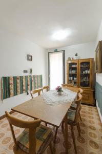 uma sala de jantar com uma mesa de madeira e cadeiras em Família Panzió em Pannonhalma