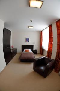Postel nebo postele na pokoji v ubytování Aston Hotel