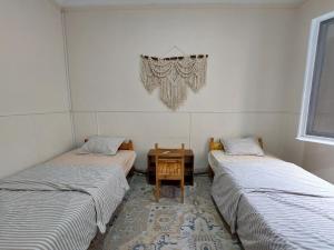 AL- Mazareta a private Bedroom For Men only غرفة خاصة للرجال فقط 仅限男士 女士不允许 في الإسكندرية: سريرين في غرفة مع طاولة بينهما +37 صورة