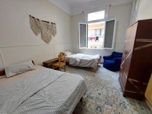 سرير أو أسرّة في غرفة في AL- Mazareta a private Bedroom For Men only غرفة خاصة للرجال فقط 仅限男士 女士不允许