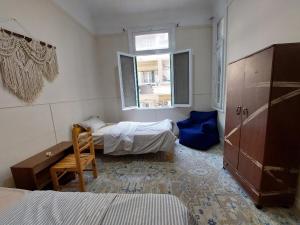 سرير أو أسرّة في غرفة في AL- Mazareta a private Bedroom For Men only غرفة خاصة للرجال فقط 仅限男士 女士不允许