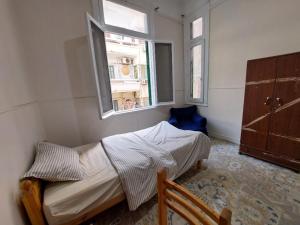 سرير أو أسرّة في غرفة في AL- Mazareta a private Bedroom For Men only غرفة خاصة للرجال فقط 仅限男士 女士不允许