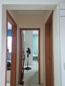 um corredor com uma porta que leva a um quarto em Doce Vida Ubatuba - Próximo as Praias, Centro e Restaurantes em Ubatuba mais 14 fotografias