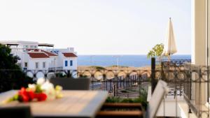 a balcony with a table and a view of the ocean at Sea Magic Royal - Ruhiges Apartment mit Dachterrasse und Meerblick in Ayios Yeoryios
