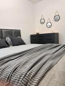 Giường trong phòng chung tại Apartman Kala Divčibare