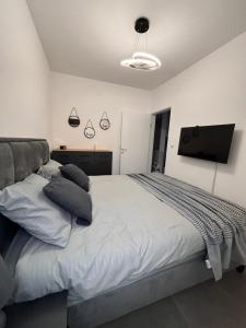 um quarto com uma cama e uma televisão de ecrã plano em Apartman Kala Divčibare em Divčibare mais 26 fotografias