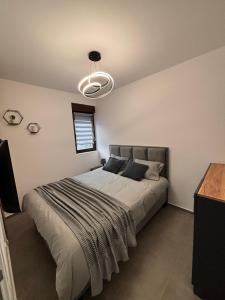 Giường trong phòng chung tại Apartman Kala Divčibare