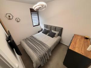 Giường trong phòng chung tại Apartman Kala Divčibare