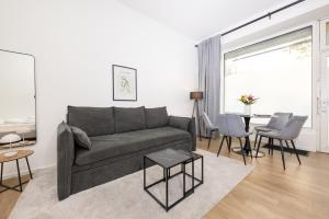 un salon avec un canapé et une table dans l'établissement 2BR central in Neukölln Maybachufer, à Berlin