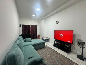 TV a/nebo společenská místnost v ubytování Burj al haya apartment + 5 fotografií