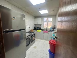 Kuchyň nebo kuchyňský kout v ubytování Burj al haya apartment