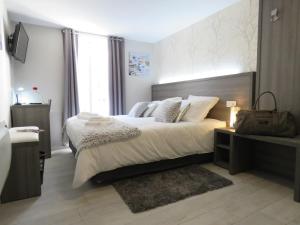 Postel nebo postele na pokoji v ubytování Hôtel Le Saint Patrice