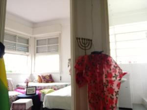 Ένα ή περισσότερα κρεβάτια σε δωμάτιο στο Quarto 1 hospede Centro Histórico