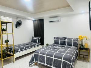 Voodi või voodid majutusasutuse VickyBella's FUNadise Private Resort toas