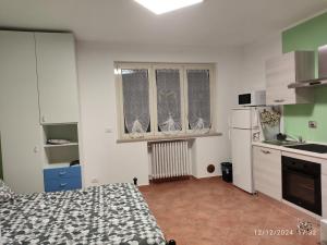 a small kitchen with a bed in a room at Il Tulipano in Chieri +25 photos