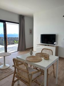 Μια τηλεόραση ή/και κέντρο ψυχαγωγίας στο Apartamentos Los Riscos