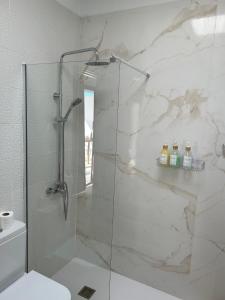 Ένα μπάνιο στο Apartamentos Los Riscos +48 φωτογραφίες