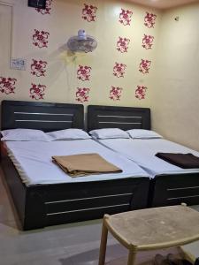 Postel nebo postele na pokoji v ubytování Hotel Sai Satya