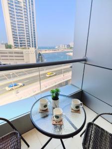 Балкон или терраса в Stylish 1 BR with sea view - Sunset view