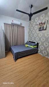 Postel nebo postele na pokoji v ubytování Maisarah Homestay Melaka, Islamic Home in Melaka