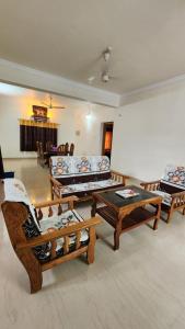una sala de estar con sofás y mesas. en New Seiko The Homestead, en Alleppey