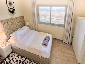 Кровать или кровати в номере Stylish 1 BR with sea view - Sunset view +34 фотографии