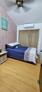 Postel nebo postele na pokoji v ubytování Maisarah Homestay Melaka, Islamic Home in Melaka