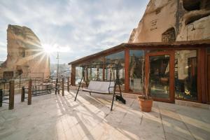 Balkón nebo terasa v ubytování Zeus Cave Suites